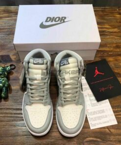 Hộp giày Nike Air Jordan 1 Retro High Dior và phụ kiện