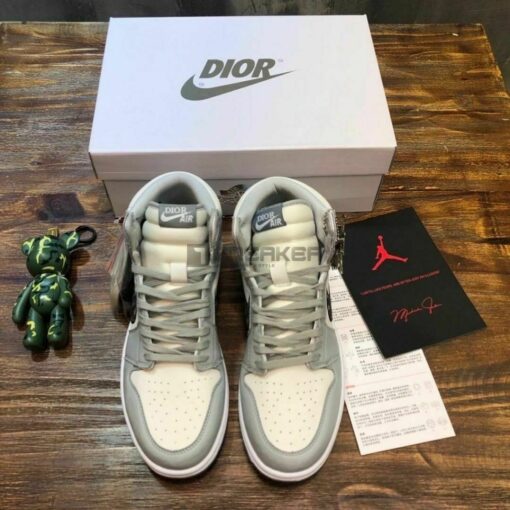 Hộp giày Nike Air Jordan 1 Retro High Dior và phụ kiện