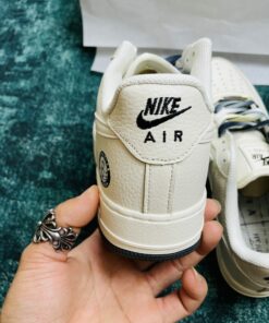 phần gót giày của đôi giày vẫn là dòng chữ kèm logo air