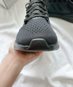 Mũi giày và phần vải sử dụng loại khoáng khi sẽ giúp bạn thoải mái di chuyển cả ngày