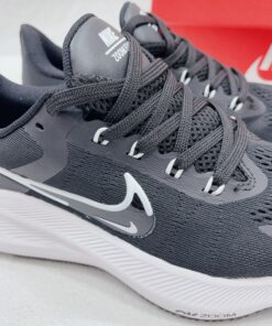 giay chay bo nike zoom mau dem black 4