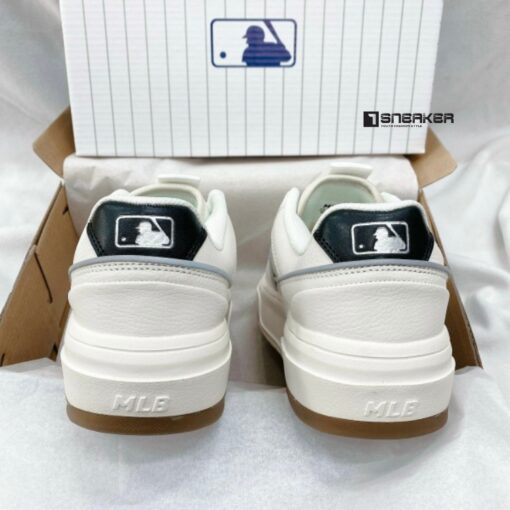 giay mlb chunky liner low new york yankees ivory like auth 6