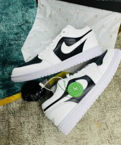 Phần mông được thêu cực chất