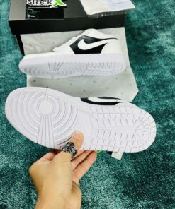 Jordan đen trắng phối đồ luôn là 1 sự lựa chọn hoàn hảo cho các bạn