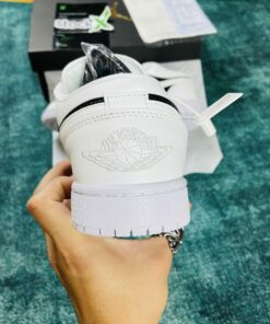 Full hộp và bộ phụ kiện tại shop 1SNEAKER