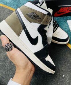 Trên tay em Nike Air Jordan 1 High Dark Mocha REP 1:1