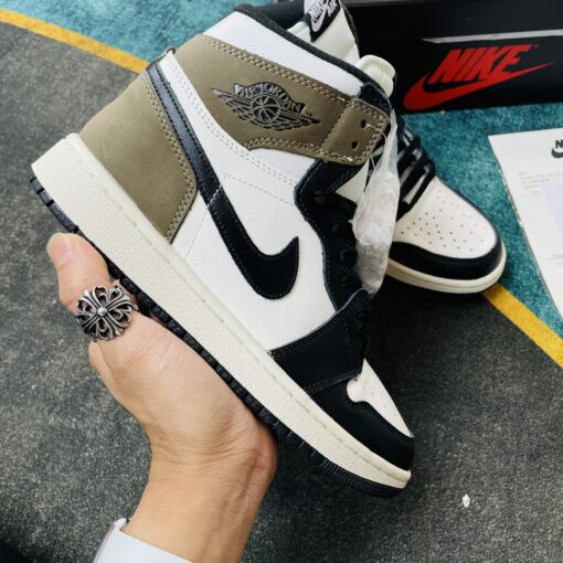 Trên tay em Nike Air Jordan 1 High Dark Mocha REP 1:1