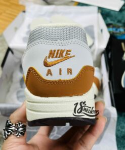 Giày Nike Air Max 1 Patta Magma Orange Siêu Cấp 5 Phần gót giày của em nike max cam độ sắc nét và tỷ mỷ cao