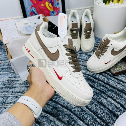 Trên tay em Nike Air Force 1 Trắng Viền Xám Rep Siêu Cấp